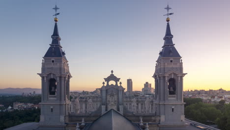 Timelapse-Durante-El-Amanecer-De-La-Catedral-De-La-Almudena-En-Madrid,-España