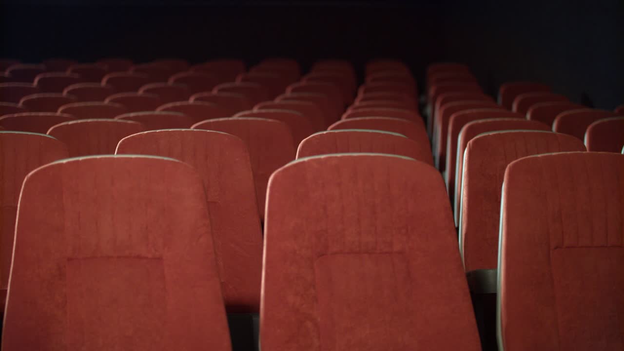 filas de asientos vacíos en el cine, sillones vacíos en el teatro.