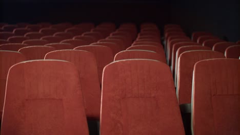 Reihen-Leerer-Sitze-Im-Kino.-Leere-Sessel-Im-Theater.