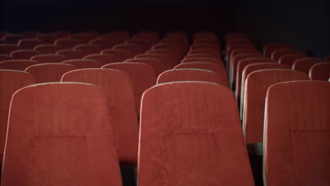 Filas-De-Asientos-Vacíos-En-El-Cine.-Sillones-Vacíos-En-El-Teatro.