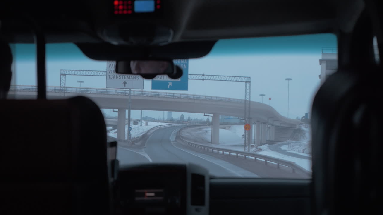 공항으로 가는 포인터를 따르는 운전자