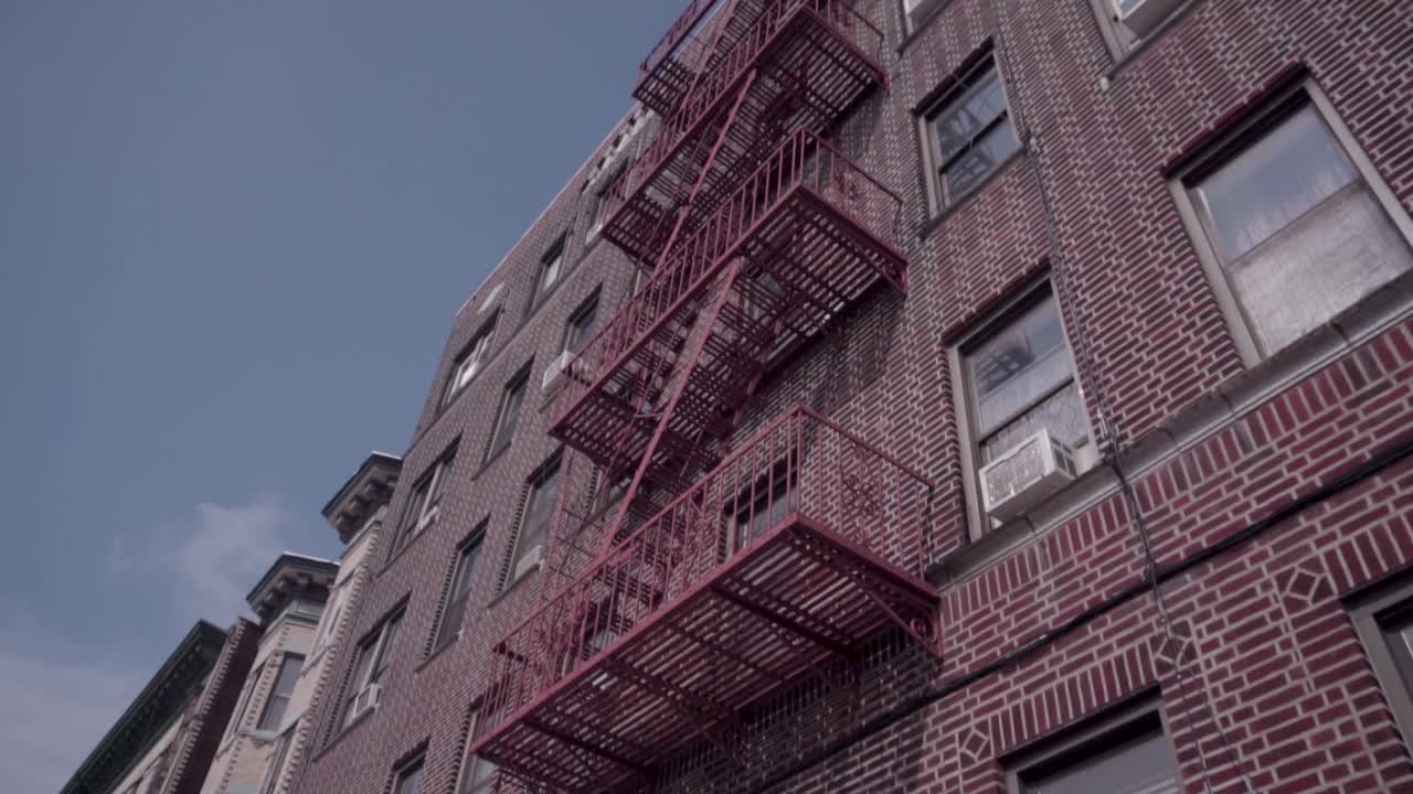 esta es una grabación de algún edificio en la ciudad de nueva york