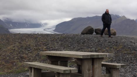 hombre caminando a la mesa de picnic 4k con glaciar