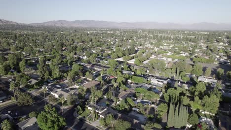 Barrio-Residencial-De-Casas,-Vista-Aérea-En-Día-Brumoso-En-El-Valle-De-San-Fernando