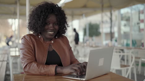 Mujer-Joven-Feliz-Escribiendo-En-La-Computadora-Portátil