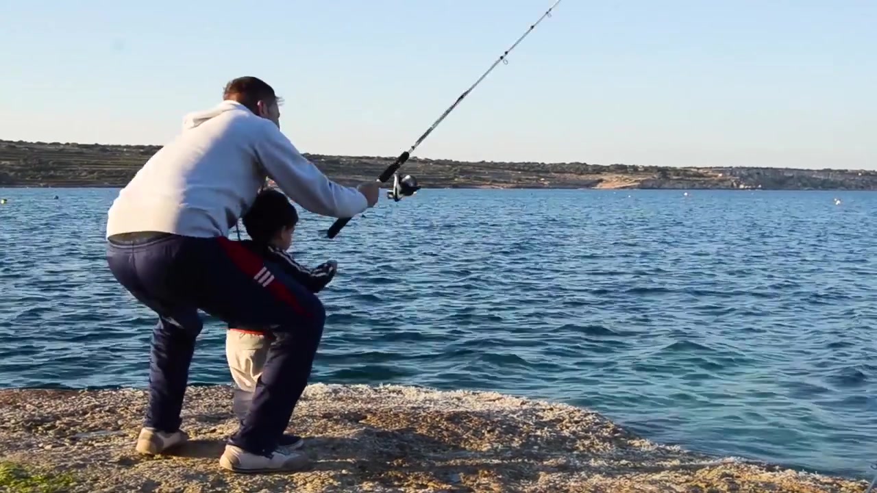 Klip Menggemaskan Ayah dan Anak Memancing di Pesisir Malta