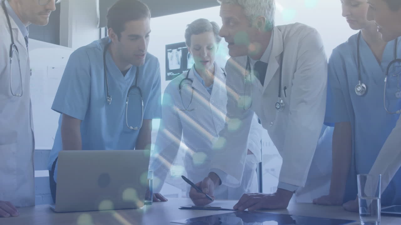 Animación de cadena de ADN y procesamiento de datos sobre médicos diversos