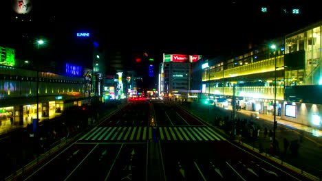 el lapso de la noche cerca de la estación en shinjuku lado sur inclinarse hacia arriba