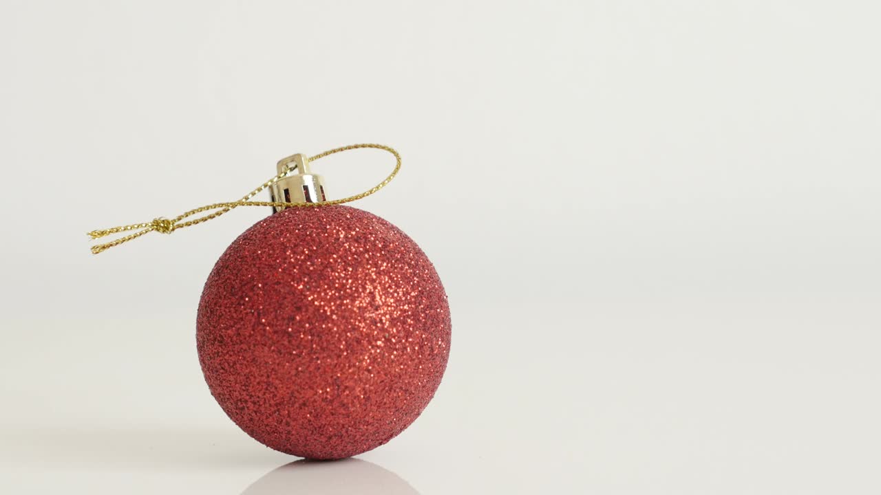 Weihnachtsornament auf weißem Hintergrund – 4K-Video