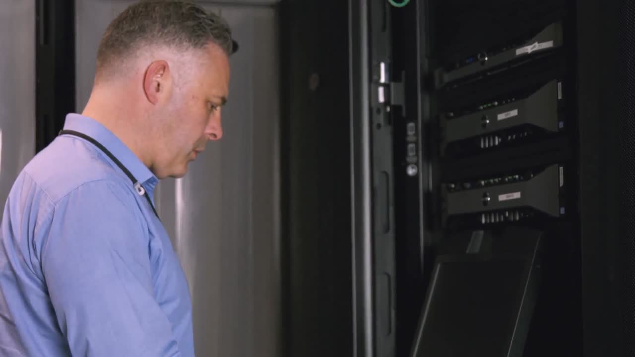 técnico que usa una computadora portátil para analizar el servidor