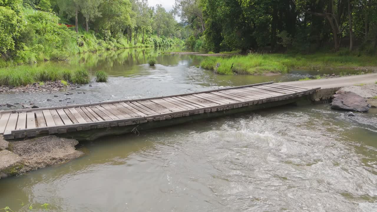 강 급류 를 가로지르는 다리 의 공중 사진