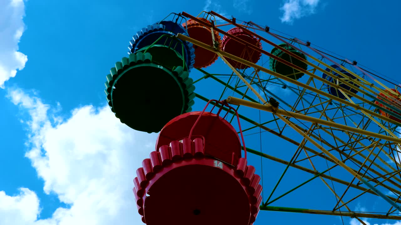 красочное колесо обозрения в парке развлечений.