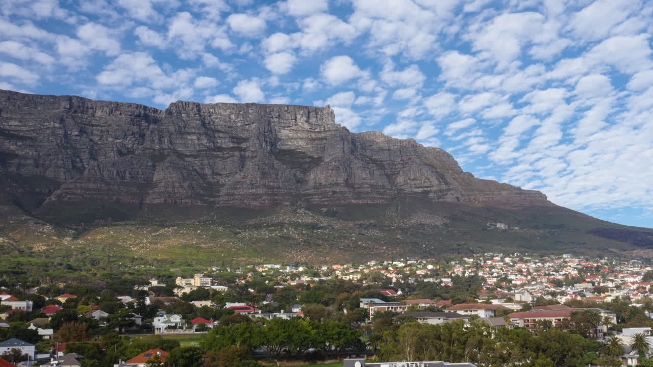 Hyperlapse con drone della Table Mountain su Città del Capo