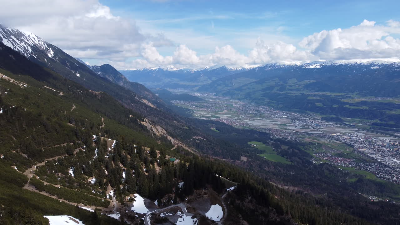 vuelo aéreo sobre nordkette con poca nieve, vista panorámica de innsbruck, austria