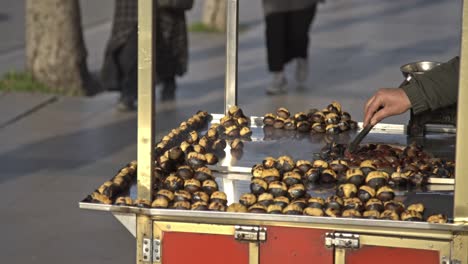 Beliebtes-Streetfood-In-Istanbul:-Gerösteter-Mais-Und-Kastanien-Im-Einkaufswagen