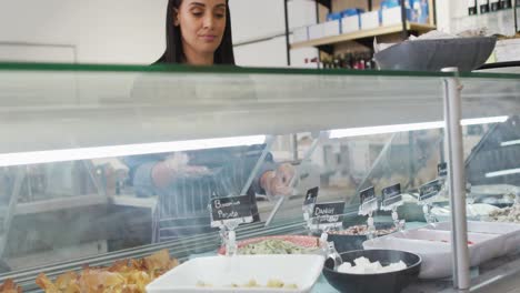 animación de una camarera biracial tomando comida del refrigerador