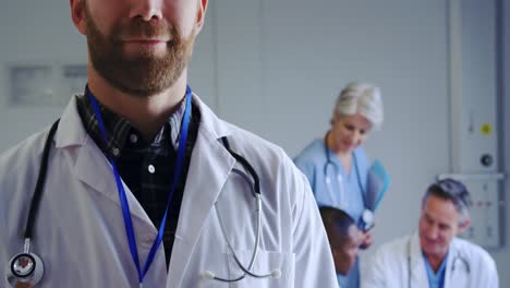 primer plano de un médico caucásico de pie en el hospital