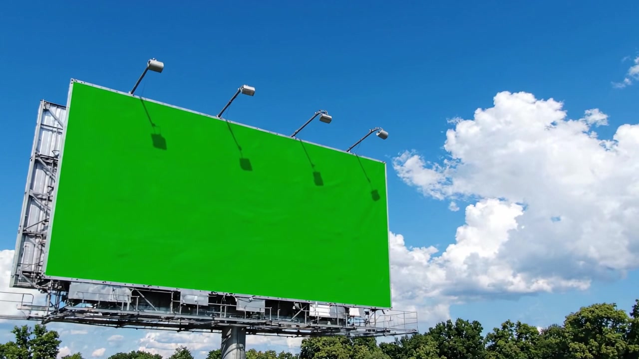 Due inquadrature di un cartellone verde su uno sfondo di cielo azzurro brillante con nuvole, evidenziando l'assenza di pubblicità in un contesto esterno.