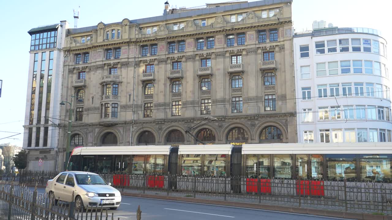 트램 을 타고 있는 이스탄불 거리 장면