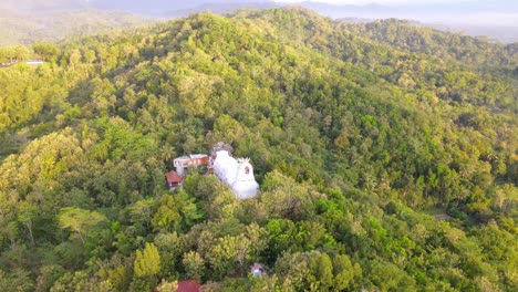vista aérea de la colina de rhema con la iglesia de pollo "gereja ayam"
