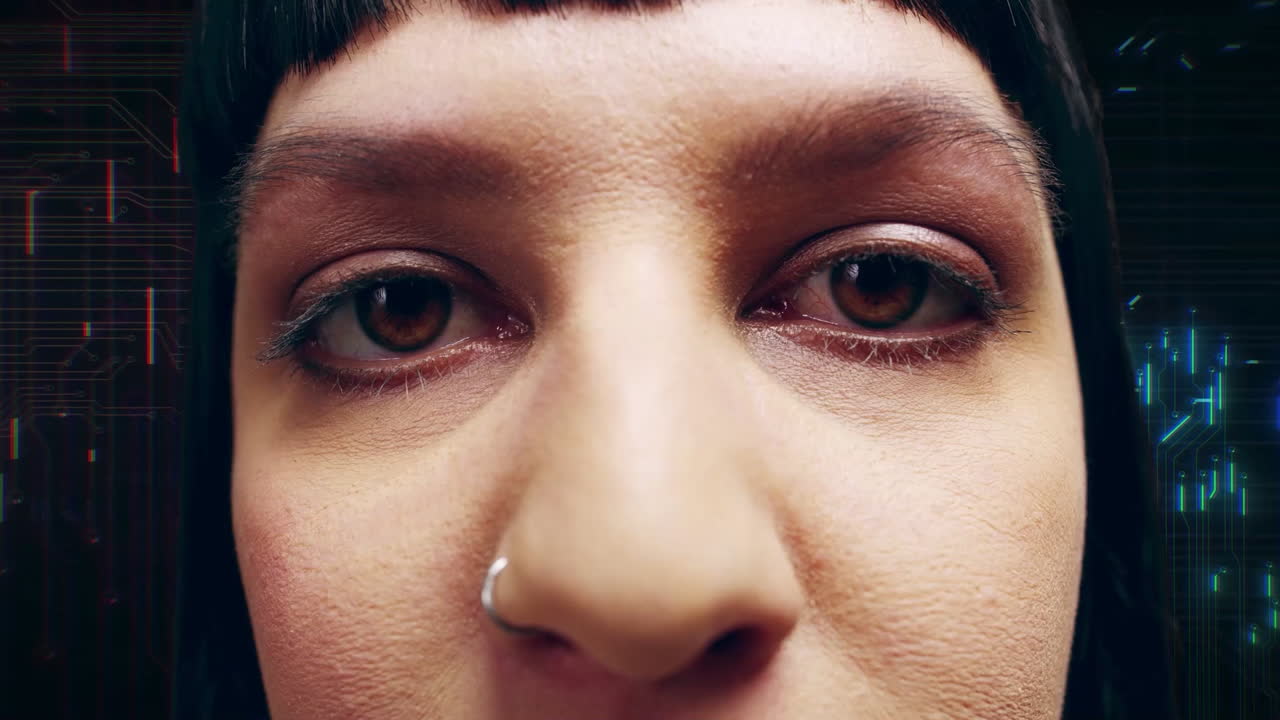 mujer con gafas y código binario reflejado en ellos