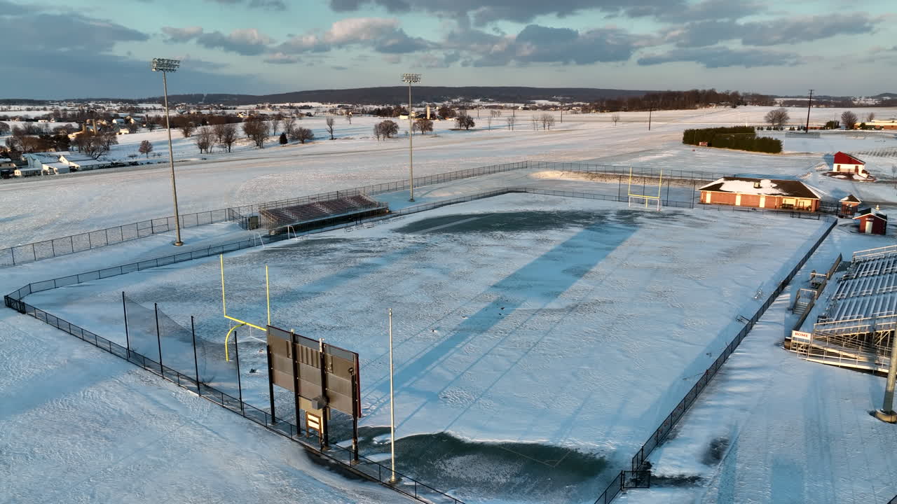 겨울 눈에 축구장 학교 캠퍼스