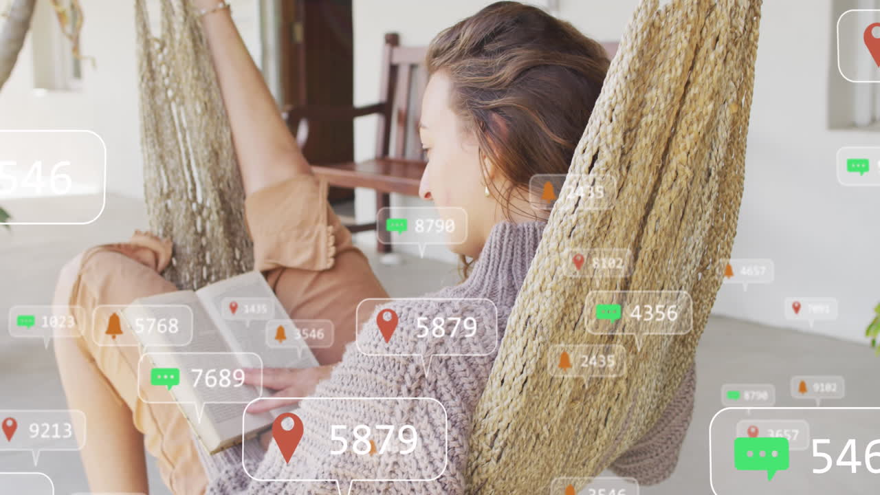 анимация икон социальных сетей и текста над кавказской женщиной, читающей книгу дома