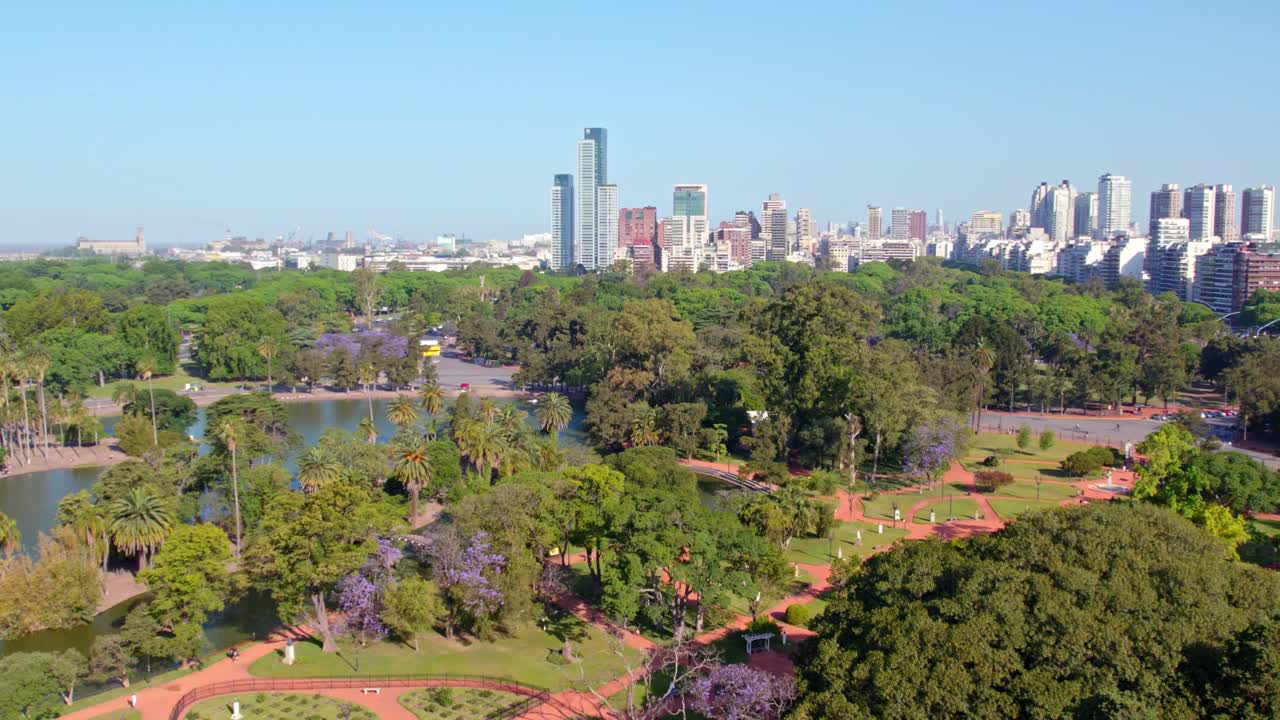 dolly en vista aérea de la rosaleda de palermo en primavera con vegetación característica y el horizonte de la ciudad al fondo, buenos aires, argentina