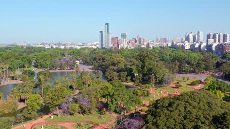 Dolly-En-Vista-Aérea-De-La-Rosaleda-De-Palermo-En-Primavera-Con-Vegetación-Característica-Y-El-Horizonte-De-La-Ciudad-Al-Fondo,-Buenos-Aires,-Argentina