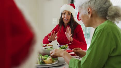 Glückliche-Kaukasische-Erwachsene-Tochter,-Die-Während-Des-Weihnachtsessens-Mit-Der-Mutter-Spricht