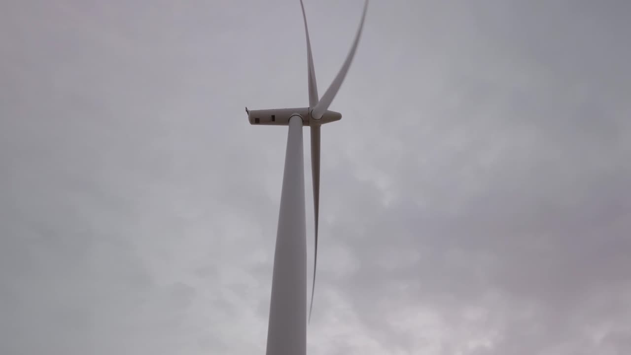 환경 친화적 인 풍력 발전소는 재생 가능한 원천에서 전기를 생산합니다. 아침 일출, 높은 구름, 바람이 불고 있습니다.