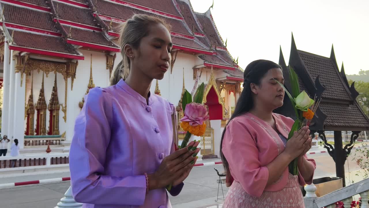 태국 사원 에서 기도 하는 여자 들