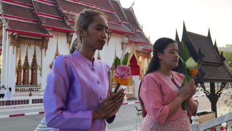 women praying at a thai temple