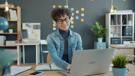 mujer trabajando en una computadora portátil en una oficina moderna
