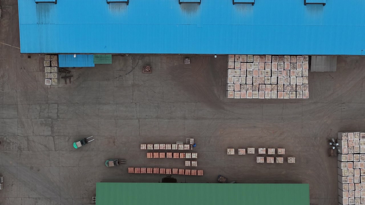 Una vista aerea mostra pallet impilati ed edifici di magazzini industriali presso un centro di distribuzione logistica in Ungheria per la gestione delle forniture