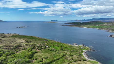 Drohne-Fliegt-über-Alte-Ruinen-Einer-Küstenwachestation-In-Eyeries,-West-Cork,-Irland