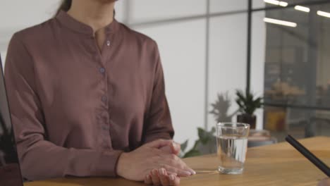 남성 면접관이 취업을 위해 사무실에서 면접을 보는 여성 후보자 4