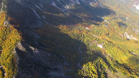 Asombroso-Paisaje-Montañoso-Con-Denso-Bosque-Y-Carretera-Panorámica-En-Los-Alpes-De-Albania,-Visto-Desde-Arriba