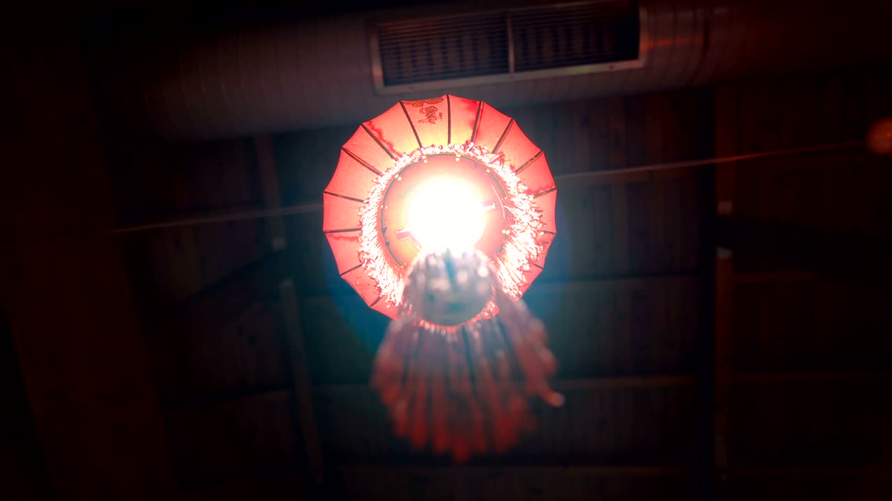 레스토랑 에서 전통적 인 중국 의 은 등불