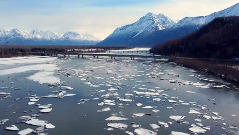 Video-Aéreo-De-4k-30fps-De-La-Ruptura-De-Primavera,-En-El-Río-Knik,-Entre-Anchorage-Y-Wasilla,-Alaska