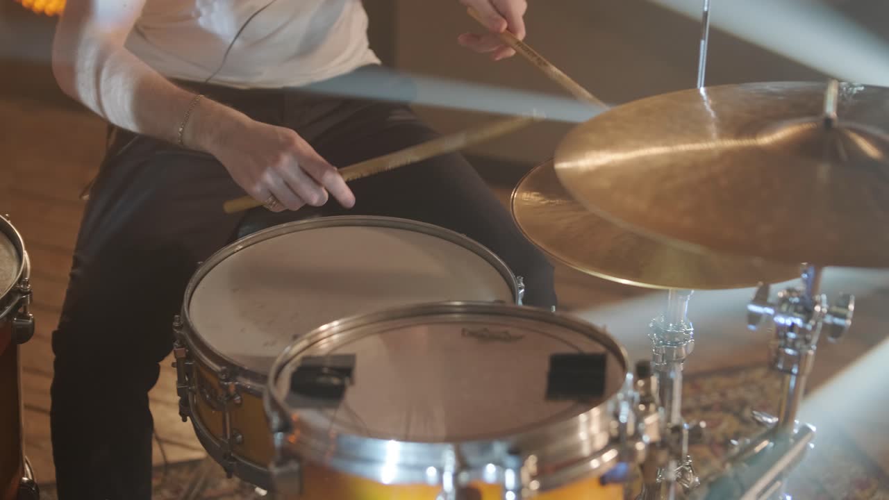 actuación en vivo de la banda con cantante, bajista, pianista, baterista y guitarrista