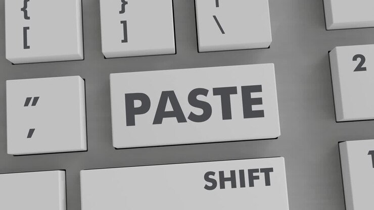 presionando el botón de pegar en el teclado
