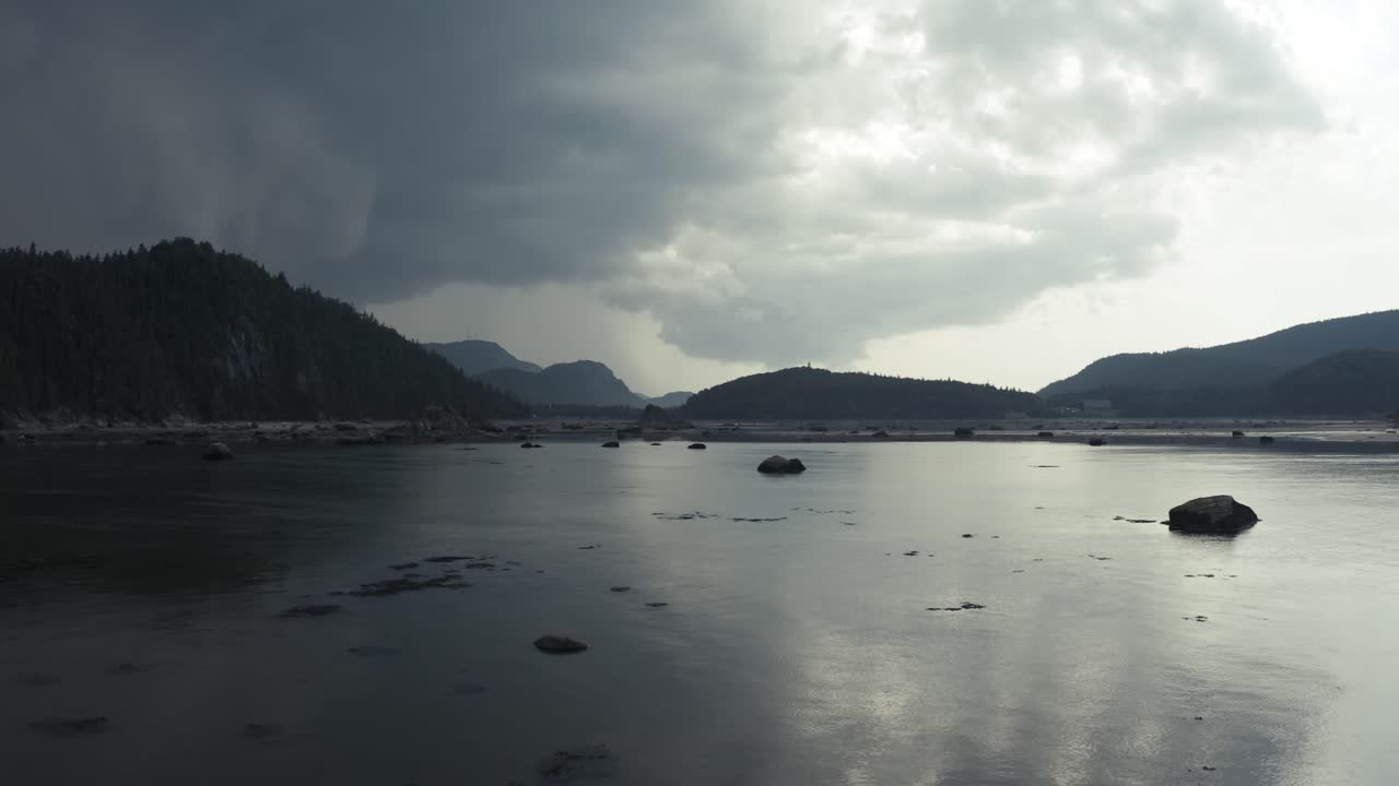 다가오는 폭풍, 드론 호버링 후 전진 및 위로 이동