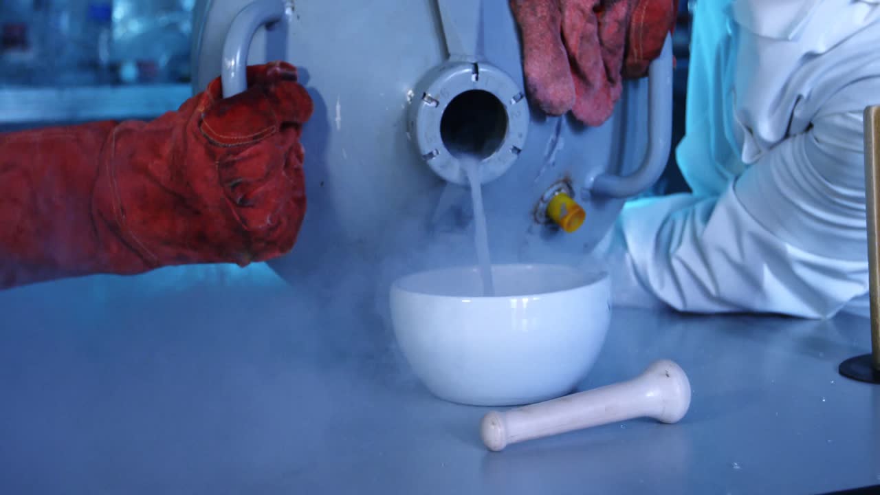 científicos vertiendo productos químicos en mortero 4k