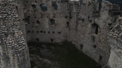 ruine pfeffingen vuelo por encima de las paredes