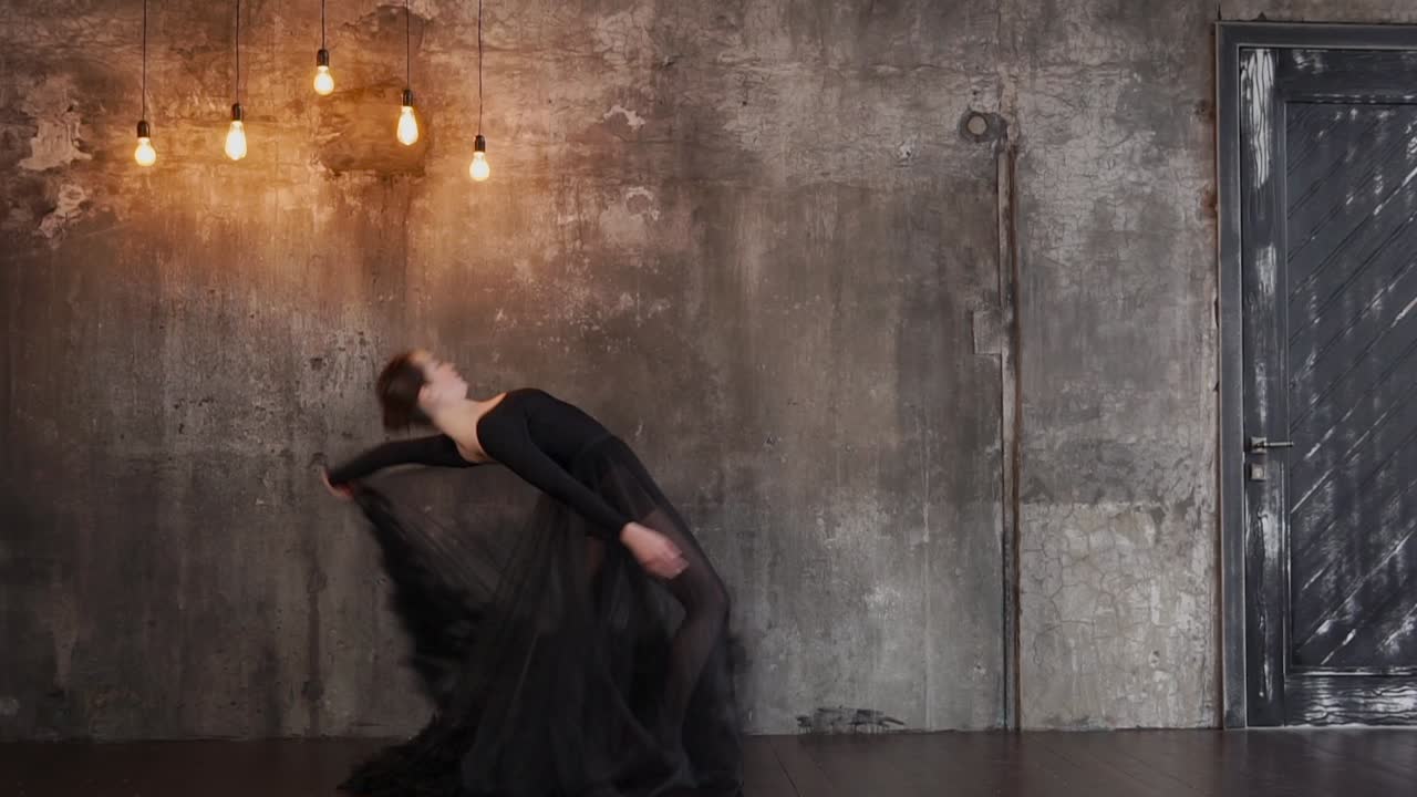 una bailarina en un vestido negro