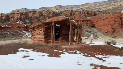 Antigua-Cabaña-Pionera-En-El-Monumento-Nacional-De-Los-Dinosaurios,-Colorado-Con-Nieve-Espolvoreada-En-El-Suelo