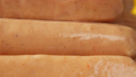 primer plano de las salchichas crudas