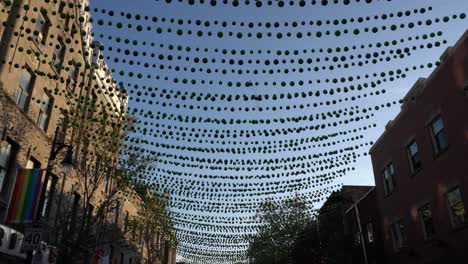 una perspectiva genial de las decoraciones en el pueblo del orgullo gay en montreal