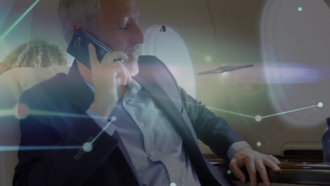 animación de la red de conexiones sobre un empresario caucásico que usa un teléfono inteligente en el avión